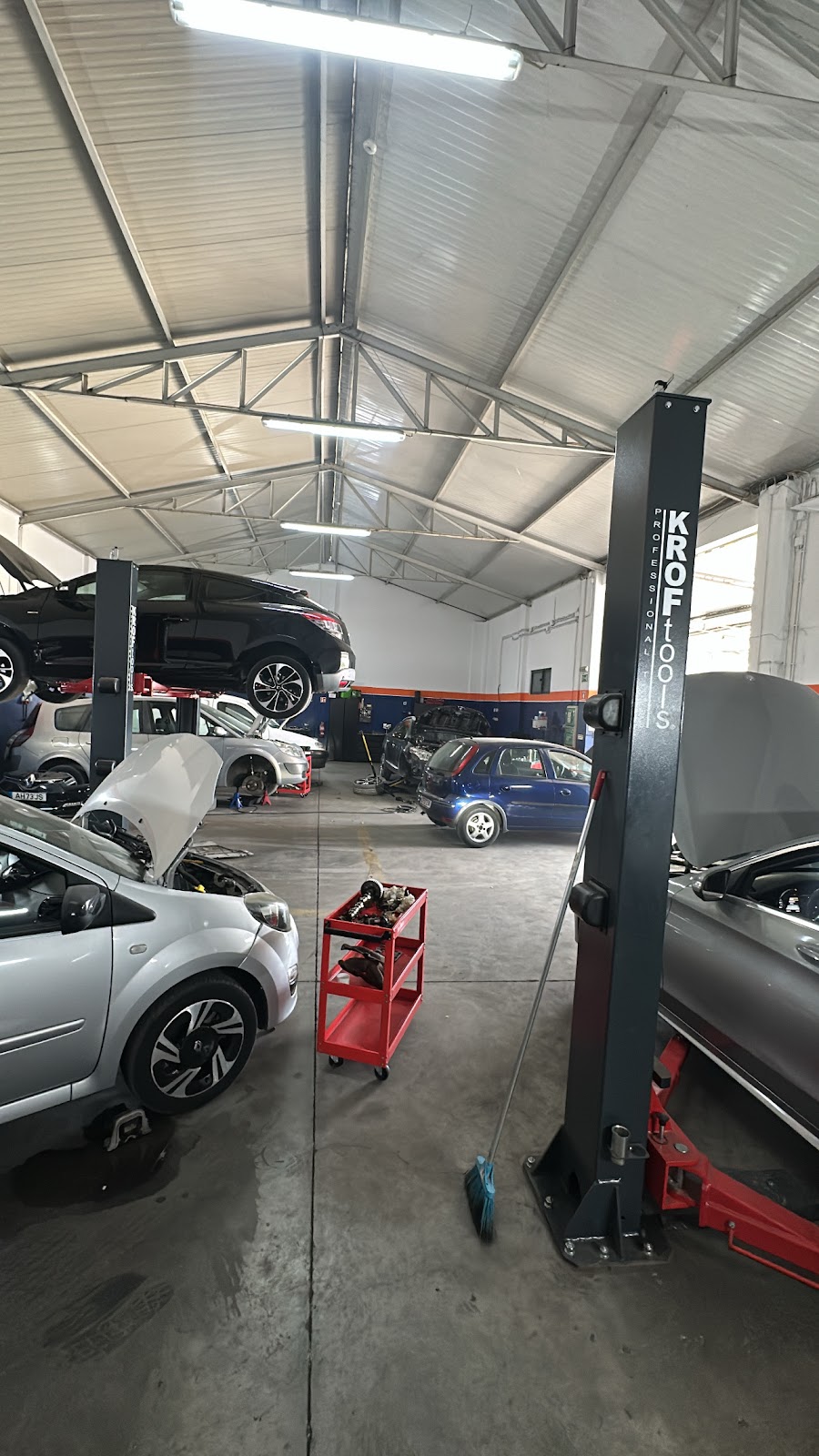 Viatura elevada na oficina TorqueOne em Palmela
